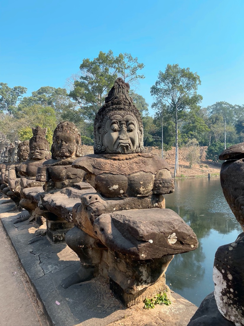 The ruins of gods and demons pulling on a rope, as a stone baluster.